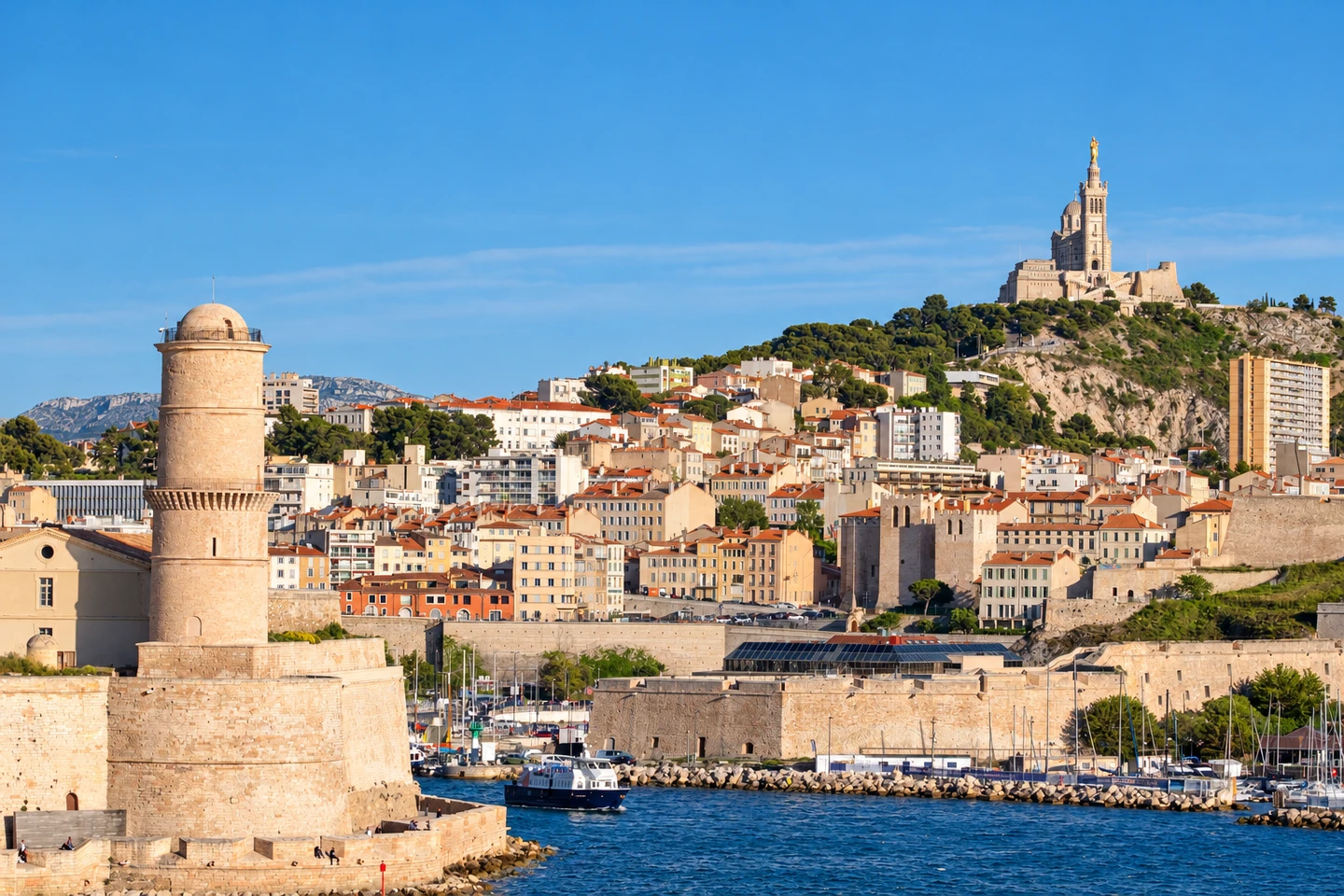 Vue du fort Saint-Jean, du port et de Notre-Dame de la Garde à Marseille